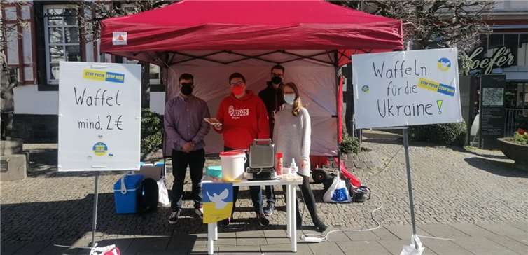Mit der Aktion „Waffeln für die Ukraine“ haben die Jusos (Jungsozialistinnen und -sozialisten in der SPD) im Kreis Mayen-Koblenz an zwei Samstagen im März Spenden für die Ukraine gesammelt. Foto: privat