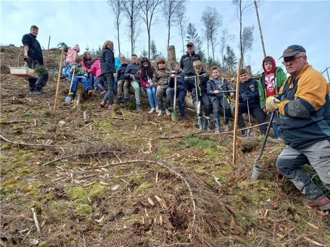 Mit der Aktion wollten die jungen Klimaaktivisten einen Beitrag für einen Mischwald leisten. Foto: privat