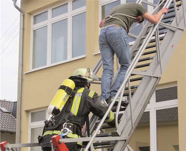 Mit der Anhängeleiter konnten die Personen aus ihrer ausweglosen Situation befreit werden.