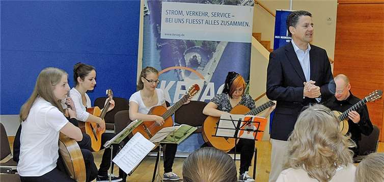 “Musik verbindet“  Mit der Ankündigung des Gitarren-Ensembles unter Leitung von Jörg Gauchel begrüßte Dr. Karlheinz Sonnenberg (Vorstandsmitglied KEVAG-Gruppe) die zahlreich erschienenen Gäste zum 16. Frühlingskonzert im KEVAG-Kundenzentrum. privat