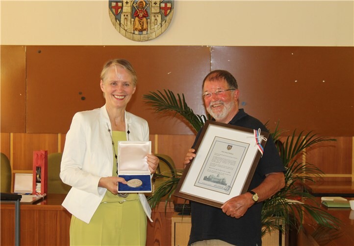 Mit der Auszeichnung wird das vielfältige ehrenamtliche Engagement der verdienten Bürger geehrt. Die Ehre wurde auch Paul Widner zuteil.