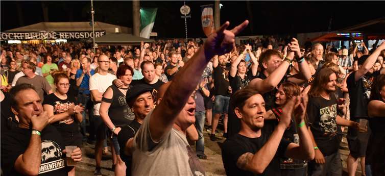 Mit der Band Demon s Eye waren auch die Zuhörer in Action