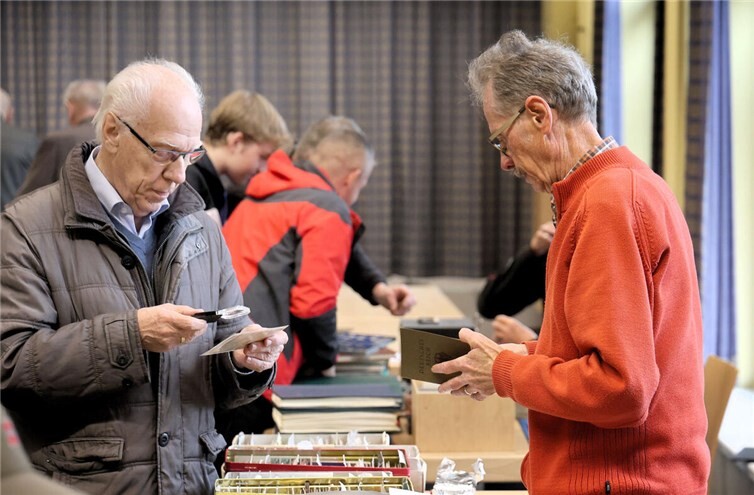 Mit der „Briefmarkenbibel“ in der Hand werden Preise verglichen, die Nummern der Briefmarken notiert und wenn beide das gefunden haben, was sie suchen, beginnt das „Geschäft“.  Foto: privat
