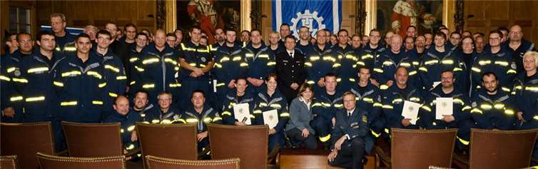 Mit der Bundesflutmedaille ausgezeichnete  Helfer aus der Region Koblenz im historischen Koblenzer Rathaussaal. privat