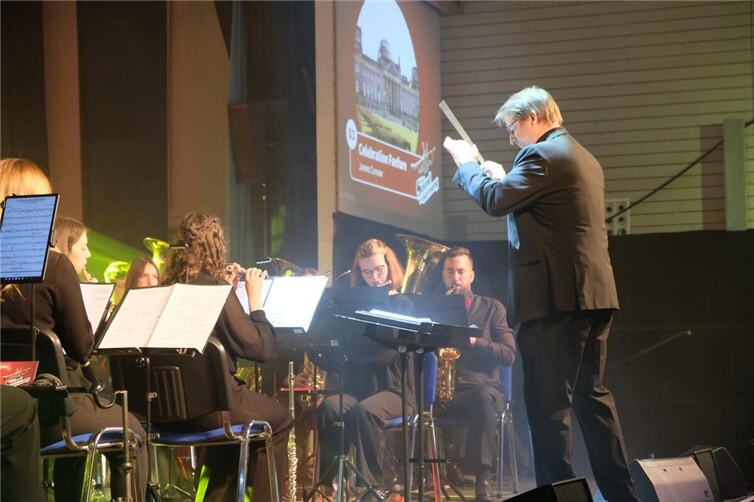 Mit der Celebration Fanfare wurde das Konzert festlich eröffnet.