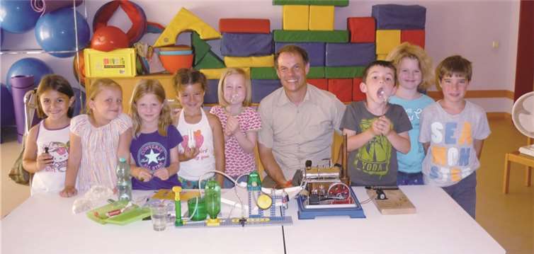 Mit der Dampfmaschine erläuterte Dr. Markus Phlippen die Stromgewinnung durch ein Kohlekraftwerk. privat