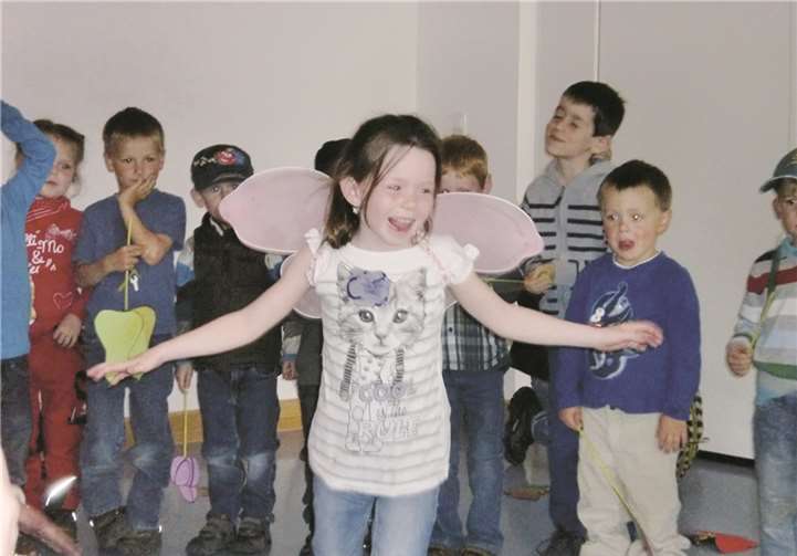 Mit der Darbietung „Die kleine Raupe Nimmersatt“ verabschiedeten die Kinder mit ihren Erzieherinnen den Winter und heißten den Frühling willkommen.