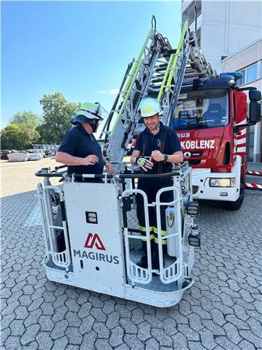Mit der Drehleiter der Feuerwehr ging es für OB David Langner hoch hinaus.  Foto: Stadt Koblenz/Mandy Steffens