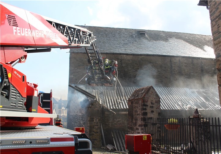 Mit der Drehleiter konnten Glutnester lokalisiert werden. Fotos: ELW Maifeld