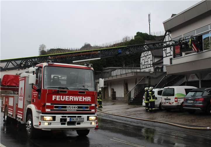 Mit der Drehleiter wird eine Person aus der früheren Winzervereins-Gaststätte gerettet.