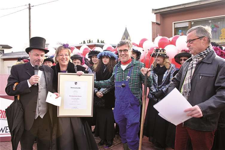 Mit der Ehrenurkunde des Kreises wurden die Jubilarinnen ausgezeichnet. Überrreicht wurde diese vom Kreisbeigeordneten Friedhelm Münch. Mit dabei waren auch Sinzigs Bürgermeister Wolfgang Kroeger und Ortsvorsteher Bernd Kriechel.