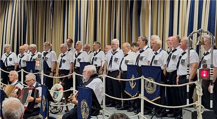 Mit der Eigenkomposition „Vereint im Shanty-Chor“ starteten die insgesamt 28 maritim gekleideten Sänger und Musiker unter der bewährten Leitung ihres Dirigenten Wolfgang Fink zu einer musikalischen Seereise über die 7 Weltmeere.  Foto: Rita Jäger