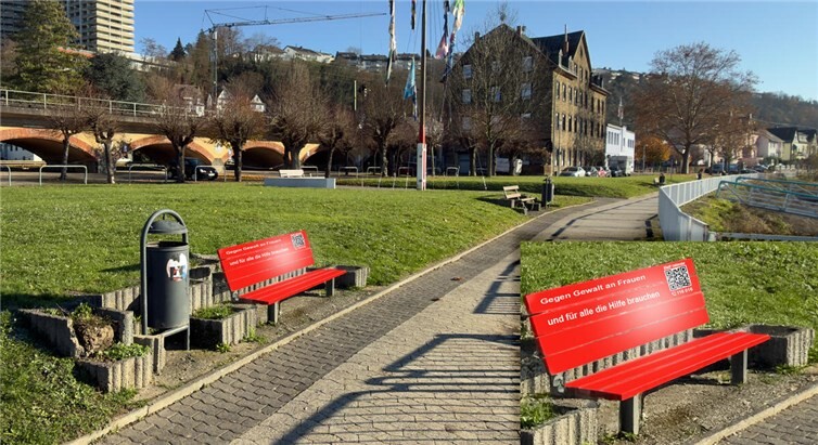 Mit der Einrichtung einer roten Bank am Rheinufer Süd setzt die Stadt Vallendar ein weithin sichtbares Zeichen gegen Gewalt an Frauen und für den Schutz aller Hilfesuchenden. Foto: Bündnis 90/Die Grünen OV VG Vallendar