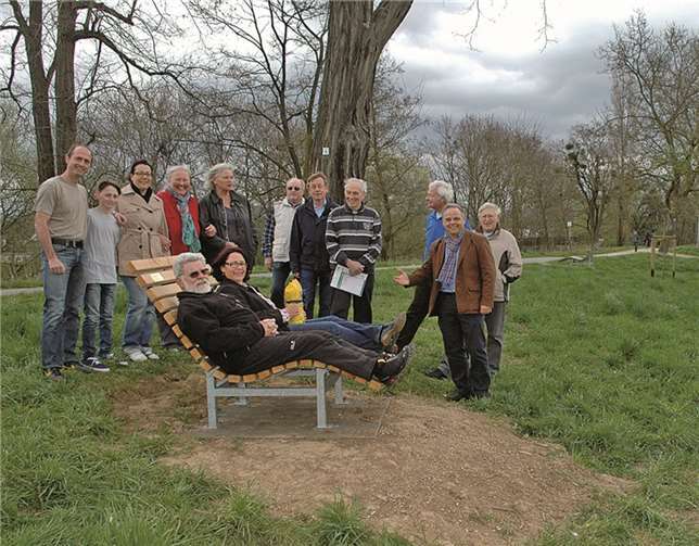 Mit der Einweihung der dritten Ruhebank schloss die Verschönerungs AG ihr Projekt Ahrwiese ab. BL