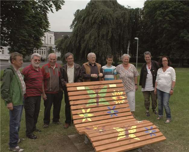 Mit der Einweihung der neuen Relax-Bank mit Schmetterlingen und Blümchen fiel der Startschuss zum Großprojekt Elsa-Brandström-Park. BL