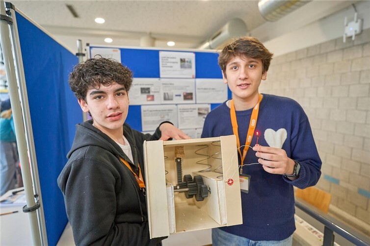 Mit der Entwicklung einer stromerzeugenden Druckplatte sicherten sich Harun Kedikoglu (links) und Caner Akden (rechts) den ersten Platz in der Kategorie Physik. 