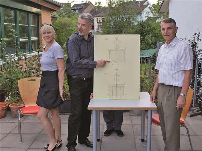 Mit der Erfindung des elektrischen Insektentöters überrascht Konrad Adenauer Ehefrau Gussi und Joseph Giesen. DL