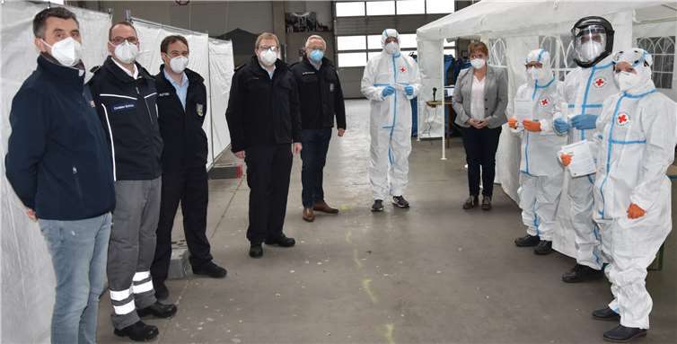 Mit der Eröffnung des Schnelltestzentrums in der Rudolf-Diesel-Str. 10 (Standort Fieberambulanz) in Neuwiedist ein weiterer Baustein in der Pandemie-Bekämpfung im Kreis Neuwied gelegt. Landrat Achim Hallerbach (5.v.l.),DRK-Kreisgeschäftsführerin Kerstin Rexilius-Schuler (4.v.r.) und Brand- und Katastrophenschutzinspekteur Holger Kurz (4.v.l.) konnten zum Start das beteiligte Team begrüßen. Für den ersten Tag hatten sich 24 Bürgerinnen und Bürgerangemeldet. Wer sich testen lassen möchte, muss zwingend einen Termin vereinbaren: www.corona-kreis-neuwied.de oder www.kreis-neuwied.de unter „Bürgerservice -Terminservice / Corona-Testzentrum Neuwied.Das neue Testangebot ist von Montag bis Freitag von 17 bis 19 Uhr als Drive-In Service geöffnet.