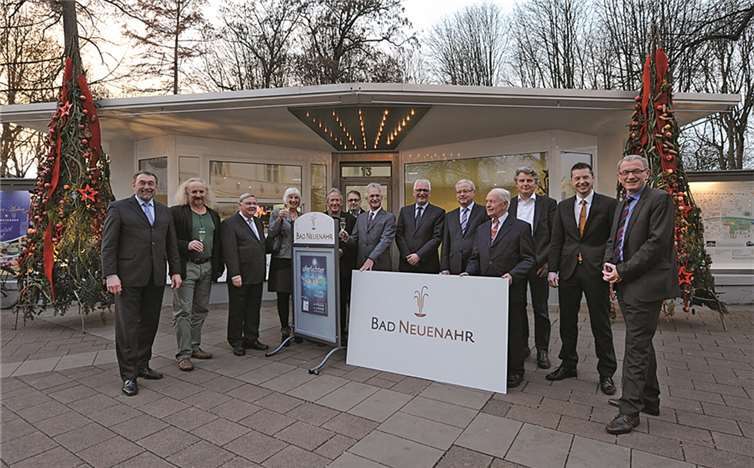 Mit der Eröffnung des Service-Centers am Kurpark schlagen Bürgermeister Guido Orthen, die Vertreter der Stadtratsfraktionen und der Vorstand des Ahrtal-Tourismus ein weiteres Kapitel in der noch jungen Geschichte der Heilbad-Gesellschaft auf.Fix