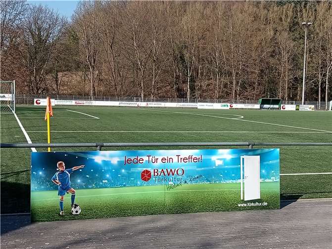 Mit der Firma Bawo Türelemente unterstützt ein weiteres einheimisches Unternehmen die Belange des TuS Oberwinter. Foto: privat