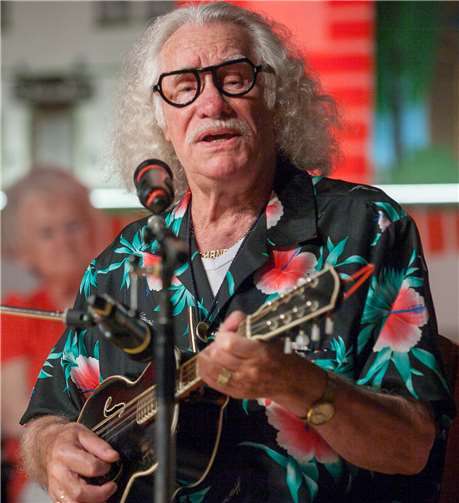 Mit der Flitsch zog Hans Süper das Publikum in Ollheim in seinen Bann.