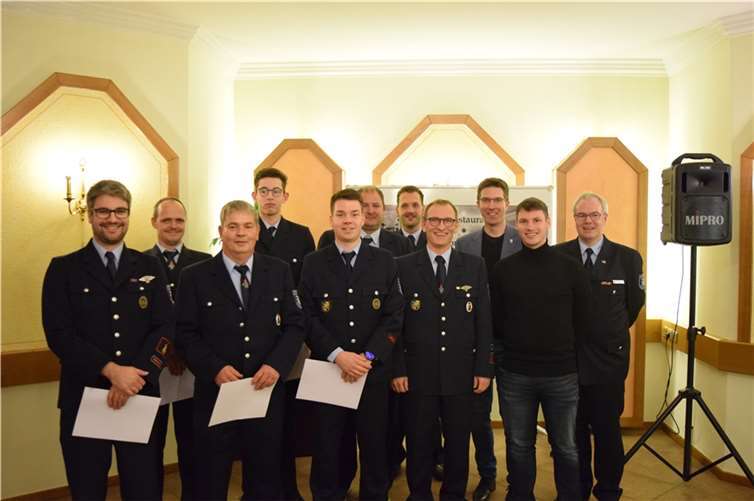 Mit der Fluthilfemedaille Rheinland-Pfalz wurden im Rahmen des Kameradschaftsabends noch nachträglich ausgezeichnet: (v.l.) Matthias Schneider, Alex Weilert, Wolfgang Marx, Jonathan Sonnleitner, Matthias Jakobs und Jürgen Kaiser. Es freuten sich mit den Geehrten: (v.r.) stv. Wehrleiter Jörn Busenkell, Fabio Degen von der VG Pellenz, Bürgermeister Sebastian Busch, Wehrführer Dirk Schwindenhammer und stv. Wehrführer Kai Schwindenhammer.