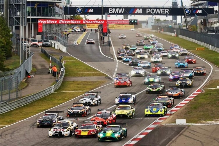 Mit der GT World Challenge erwartet Motorsportfans erneut Spitzensport auf dem Nürburgring.