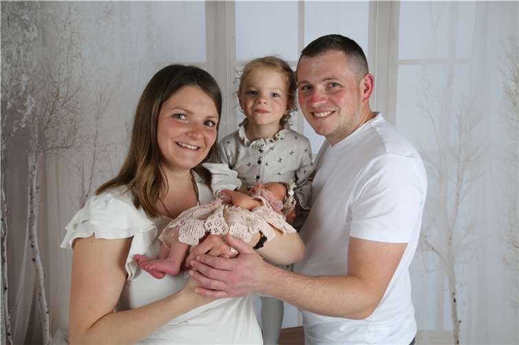 Mit der Geburt von Töchterchen Emily ist das Glück der Familie Münch nun komplett. Foto: Christiane Schlich