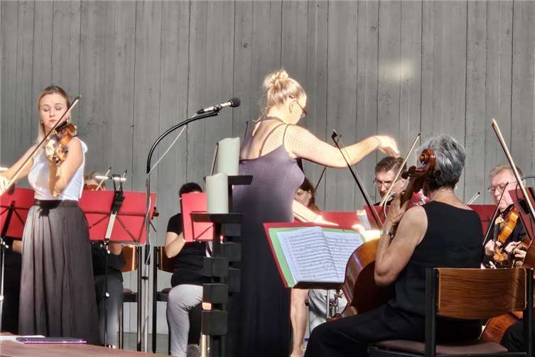 Mendelssohn, Schubert und Beethoven: Ein Konzert voller Emotion und Präzision Mit der Geigerin Ieva Hieta spielte das Orchester des Kreises Ahrweiler bei seinem Sommerkonzert eines der schönsten, aber auch anspruchsvollsten Violinkonzerte der Musik. Foto: Orchester des Kreises Ahrweiler
