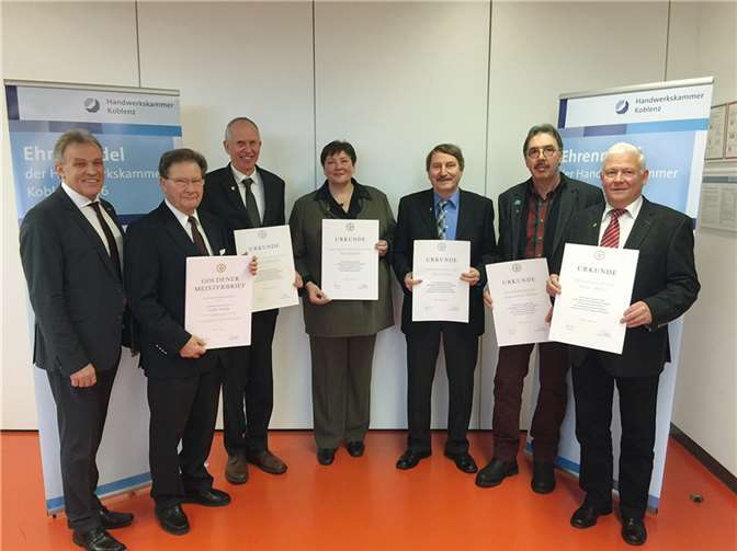 Mit der Goldenen Ehrennadel der Handwerkskammer Koblenz wurden durch Präsident Kurt Krautscheid (v.l.) ausgezeichnet: Lothar Jachnik (Goldener Meisterbrief), Lothar Hahnefeld, Jutta Kraeber, Alfred Daum, Hans-Lothar Müller und Dieter Müller.P!ELmedia