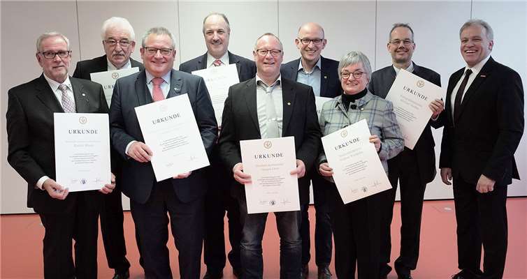 Mit der Goldenen Ehrennadel der Handwerkskammer Koblenz wurden durch Präsident Kurt Krautscheid (v.r.) ausgezeichnet: Michael Jordan, Gudrun Wienecke, Rolf Hendgen, Gregor Orth, Heinz Kugel, Johannes Lauer, Hans-Gustav Schmitz und Rudolf Röser.P!ELmedia