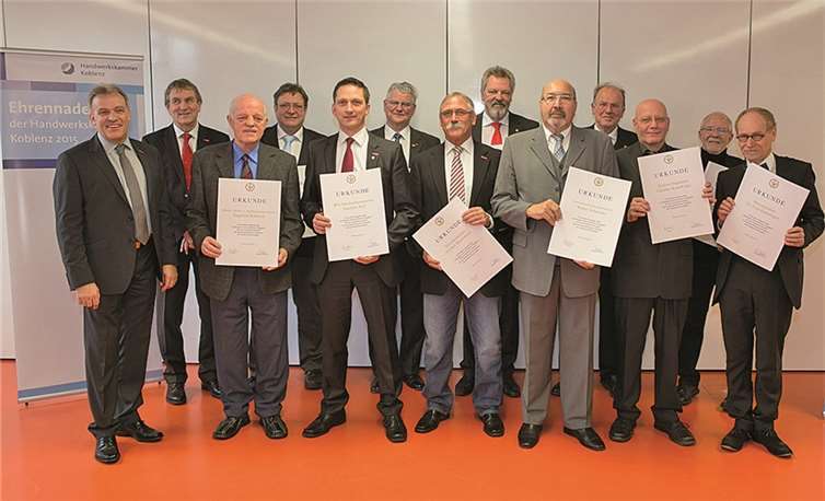 Mit der Goldenen Ehrennadel der Handwerkskammer Koblenz wurden durch Präsident Kurt Krautscheid (v.l.) und Hauptgeschäftsführer Alexander Baden ausgezeichnet: Siegfried Kallweitt, Knut Mohr, Joachim Noll, Günter Schütz, Norbert Berresheim, Heribert Heinrich, Walter Schneider, Helmut Heimes, Günther Kramb, Wolfgang Schulz und Ministerialrat a.D. Dr. Fred Schmittgen. P!ELmedia