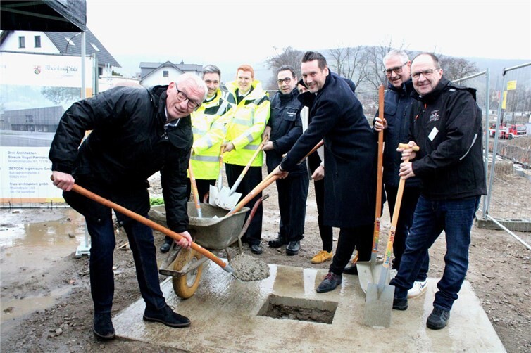 Mit der Grundsteinlegung wurde auch ein Zeitkapsel, in der die lokalen Zeitungen, Baupläne und Bilder enthalten sind, eingemauert. 