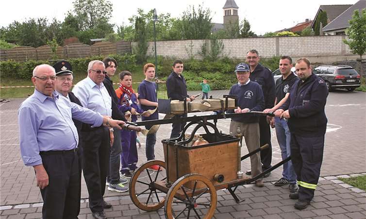 Mit der Handpumpe wurden früher Brände bekämpft, heute dient sie nur noch der Unterhaltung.