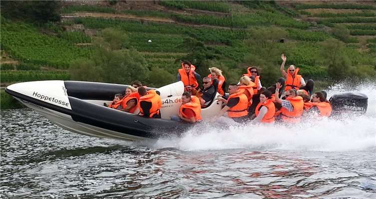 Mit der Hoppetosse ging es für behinderte 200 Kinder aus der Region über die Mosel.privat