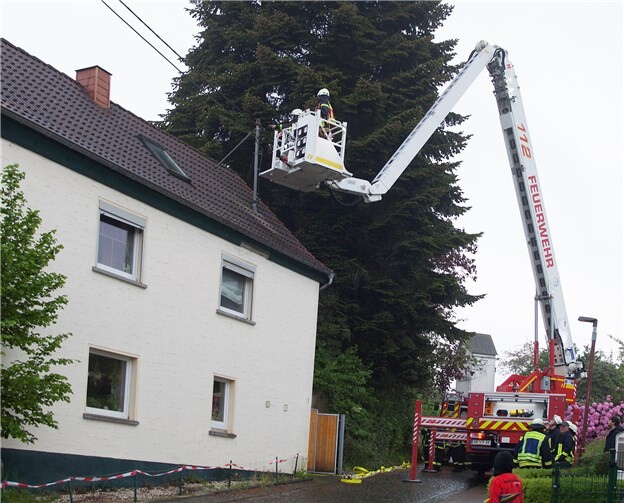 Mit der Hubarbeitsbühne und einer Wärmebildkamera wurde der Dachbereich durch die Feuerwehr kontrolliert.