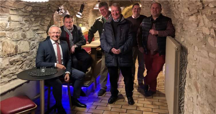 Mit der Initiative „Wir Westerwälder – Aktiv vom Rhein bis an die Sieg“ geht der Großraum Westerwald mit den drei Landkreisen Altenkirchen, Neuwied und Westerwald zwischen Rhein, Sieg und Lahn konkret neue Projekte an. Die Idee einer „Weinbotschaft des Unteren Mittelrheins im Kloster Marienthal“ bildet dabei eine wichtige Präsentationsplattform. Kürzlich trafen sich die Verantwortlichen zur konkreten Planung.