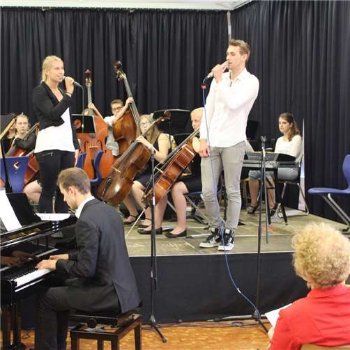 Mit der Interpretation eines Lilly-Allen-Songs verabschiedeten Les und Joshua Schmidt, begleitet von Christian Reinprecht am Flügel, den Schulleiter.