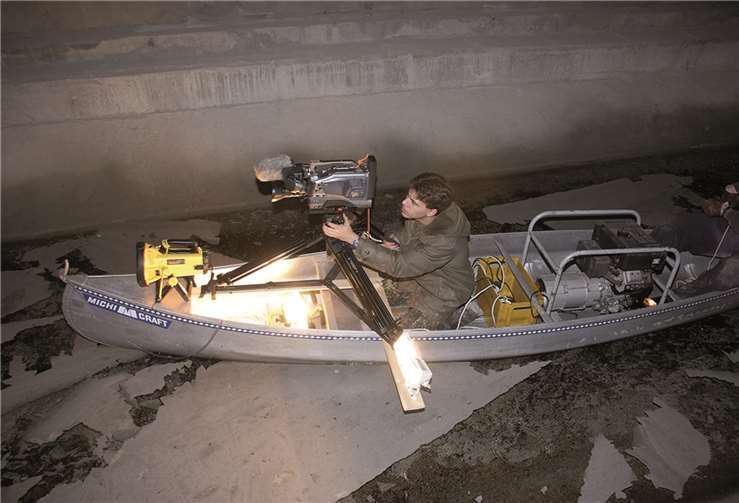 Mit der Kamera wird seit 2001 die Geschichte des Regierungsbunkers im Bild festgehalten und dokumentiert damit den intakten Bunker, den Rückbau wie auch den heutigen Zustand samt Dokumentationsstätte. Gefilmt wurde sowohl aus dem Flugzeug wie auch aus dem Boot heraus, mit dem es durch die gefluteten Stollen der unterirdischen Anlage ging. HwK