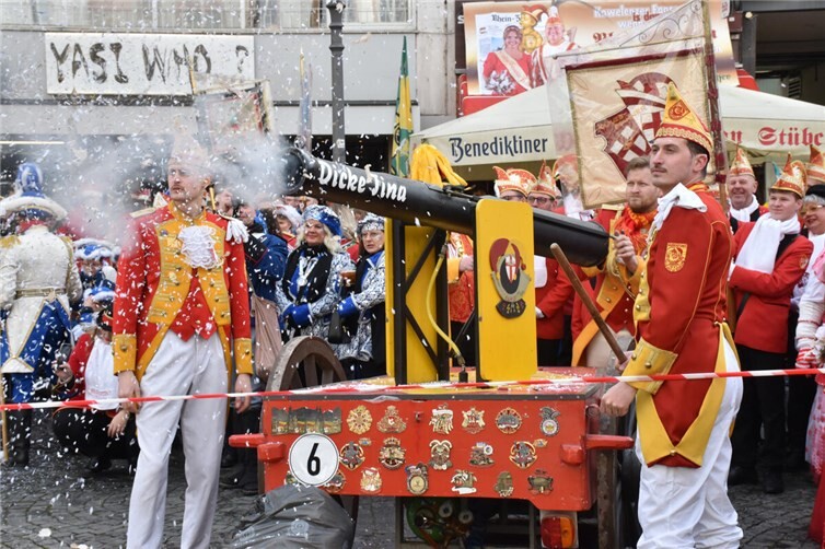 Mit der Kanone Dicke Tina wurde das alte Rathaus sturmreif geschossen.