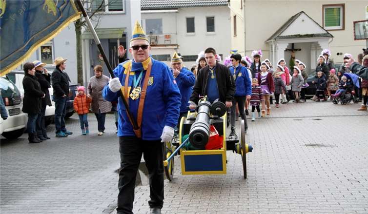 Mit der Kanone drangendie Narren bis zum Rathaus vor.