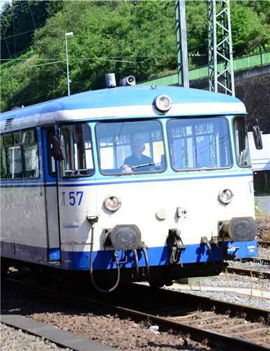 Mit der Kasbachtalbahn sind die Musiker von Freiweg bei ihrer diesjährigen Maiwanderung unterwegs. privat