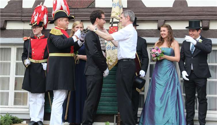 Mit der Kettenübergabe durch Pfarrer Andreas Arend und Hauptmann Andreas Kuhsel avancierte Christoph Damme zum Junggesellenkönig 2018. Fotos: DL