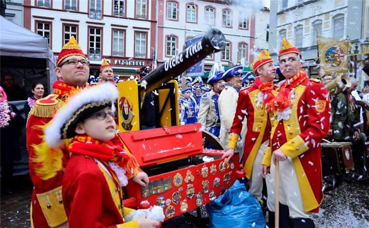 Mit der Konfettikanone „Dicke Tina“ wurde das Koblenzer Rathaus beschossen.