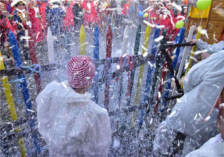 Mit der Konfettikanone schossendie Angreifer auf die Rathausverteidiger.