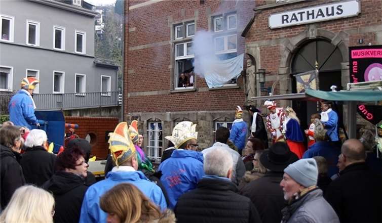 Mit der Konfettikanone wurde das Rathaus sturmreif geschossen – anfangs geben sich die beiden Bürgermeister noch siegessicher. WW/Willi Willig