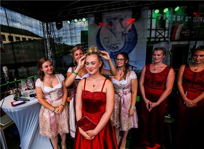 Mit der Krönung beginnt für die Weinkönigin Kerstin und ihre Prinzessinnen eine spannende, erlebnis- und genussreiche Zeit.