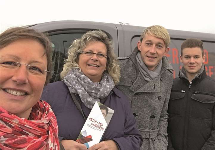 Mit der Landtagskandidatin des Wahlkreises 10, Karin Küsel-Ferber, machte der Erfolgsbus auch in Urmitz und Mülheim-Kärlich Station. SPD Mayen-Koblenz