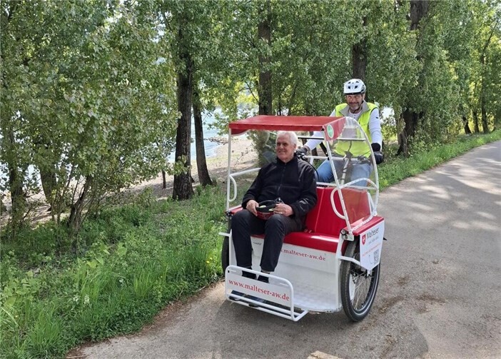 Mit der Malteser Rikscha an den Rhein - ab Mai können kostenlose Ausflugsfahrten rund um Sinzig gebucht werden