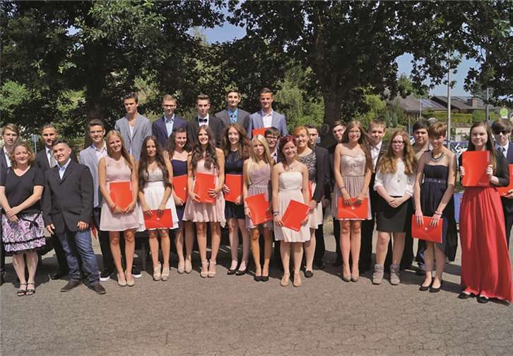 Mit der Mittleren Reife in der Tasche posierten die Zehntklässler gut gelaunt mit Klassenlehrerin Nina Leibig (vorne li.). -TT-